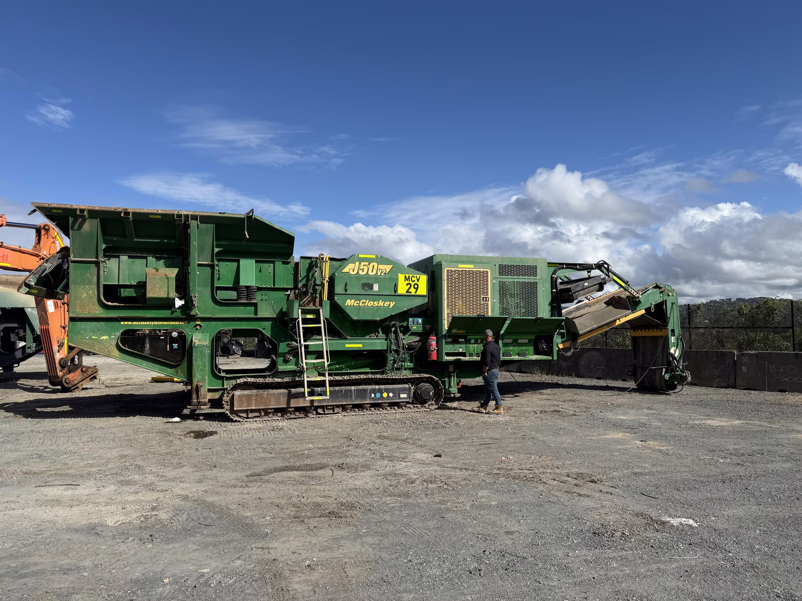 McCloskey J50 — щековая дробилка на карьере, гусеничное шасси, складной бункер