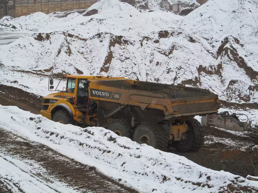 Volvo A40G — шарнирно-сочленённый самосвал, вид сбоку